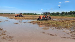 Nông dân làm đất chuẩn bị sản xuất hè thu